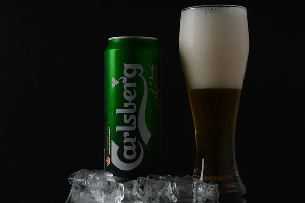 Netanya Israel Haziran 2020 Soğuk Cam Alüminyum Kutu Carlsberg Birası — Stok fotoğraf