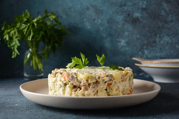 俄罗斯传统沙拉 奥利维尔 与蔬菜和肉 蛋黄酱 冬季沙拉 平底锅或玻璃碗上的色拉 灰色石质背景 — 图库照片