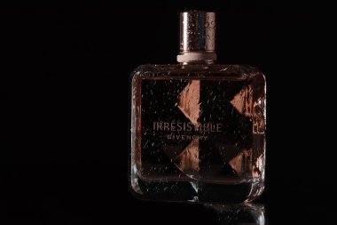 NETanyA, ISRAEL- 07 Temmuz 2020: Givenchy 'nin karanlık arka planda pembe minyatür bir parfümle karşı konulamaz görüntüsü. Givenchy, Fransız lüks bir moda ve parfüm evi..