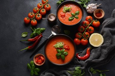 Endülüs usulü gazpacho. Bardakta soğuk kırmızı domates çorbası, salatalık, soğan, fesleğen, acı biber ve kızarmış ekmek..