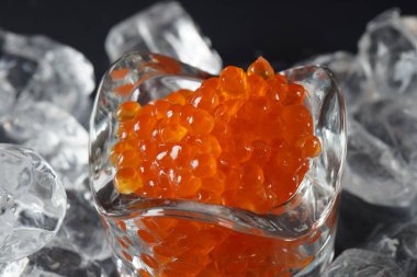 Kırmızı havyar ve buz kaplı bir kaşık. Yakın plan somon havyarı. Lezzetli