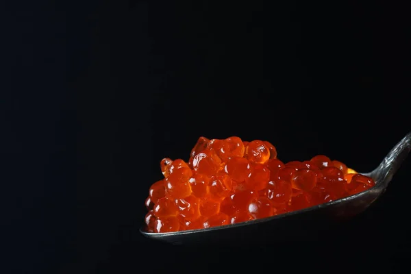 Κόκκινο Χαβιάρι Κουτάλι Πάνω Από Μαύρο Φόντο Κοντινό Χαβιάρι Σολομού — Φωτογραφία Αρχείου
