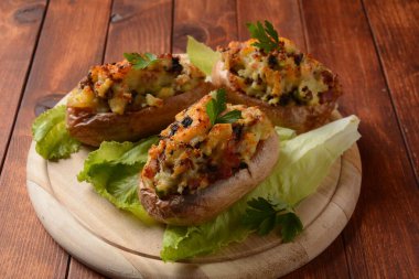 Pastırmalı fırında patates, yeşil soğan, mantar ve peynir kızartma kabında.