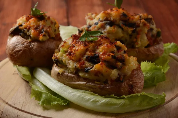 用咸肉 蘑菇和奶酪在油锅里烤土豆泥 — 图库照片
