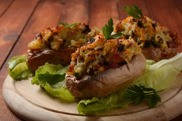 用咸肉 蘑菇和奶酪在油锅里烤土豆泥 — 图库照片