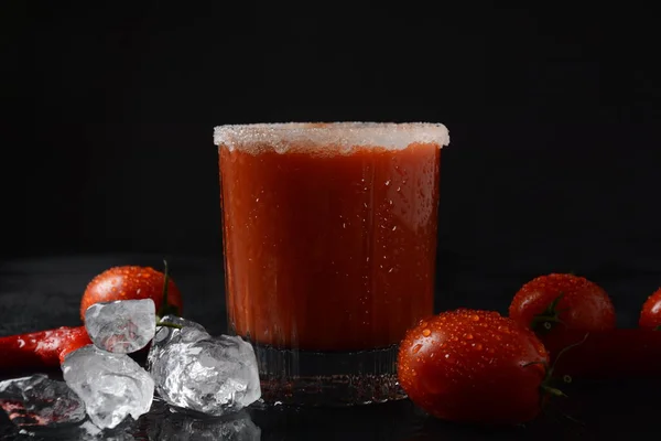 Ένα Ποτήρι Ένα Κοκτέιλ Bloody Merry Πάγο Μαύρο Φόντο Κορυφή — Φωτογραφία Αρχείου