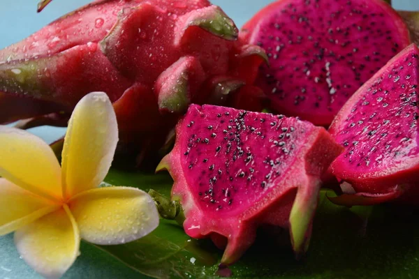Dragon Fruit Pitaya Pitahaya Snijd Helft Een Geheel Twee Gesneden — Stockfoto