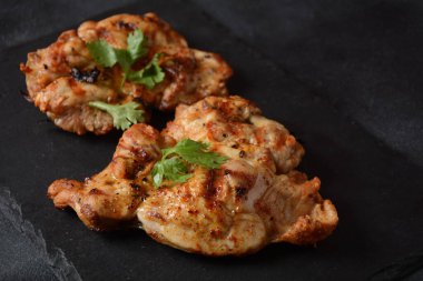 Domatesli ızgara tavuk bifteği, zeytinyağı, biber, salatalık ve bitkiler..