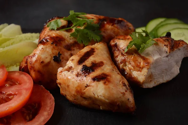 Peito Frango Grelhado Com Tomate Cereja Ervas Azeite Pimenta Pepino — Fotografia de Stock