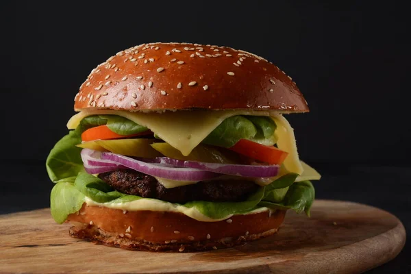 Domowej Roboty Burger Grillowaną Wołowiną Serem Cebulą Pomidorem Zieloną Sałatką — Zdjęcie stockowe