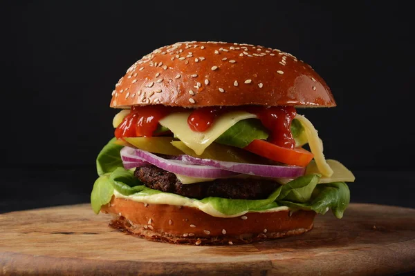 Domowej Roboty Burger Grillowaną Wołowiną Serem Cebulą Pomidorem Zieloną Sałatką — Zdjęcie stockowe