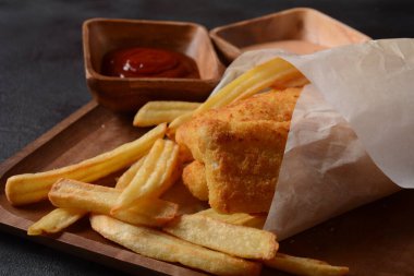 Geleneksel İngiliz Yemekleri, Balık ve Cips. Kızarmış balık filetosu ve kızarmış patates kızartması ketçap ve ev yapımı tarter sosuyla servis ediliyor..