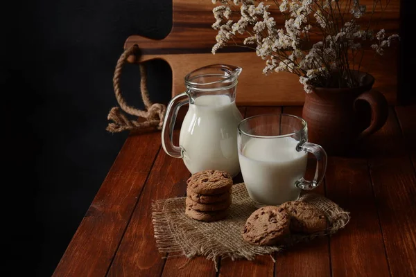 Schokoladenkekse Mit Milch Auf Rustikalem Holztisch — Stockfoto