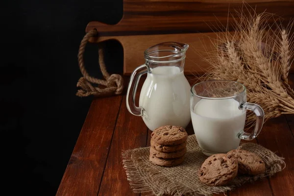 Schokoladenkekse Mit Milch Auf Rustikalem Holztisch — Stockfoto