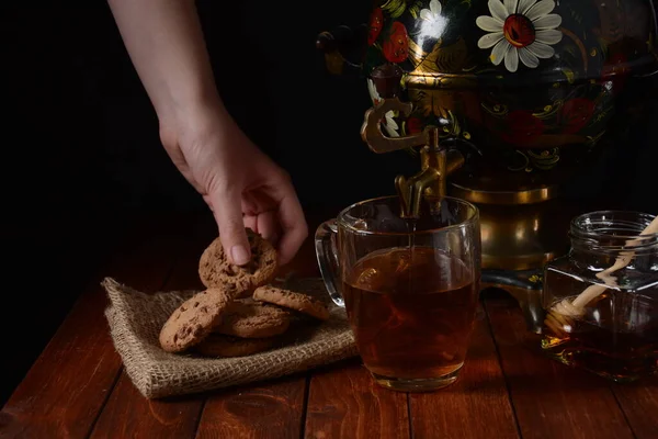 Une Fille Avec Cookie Main Pot Samovara Thé Miel Biscuits — Photo