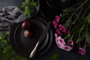 Koyu arkaplanda çiğ incir meyvesi. Taze incir dilimleri (Ficus carica)