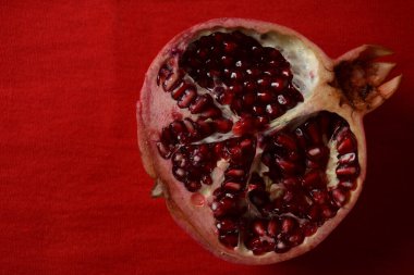 Taze dilimlenmiş nar. Yarım nar ve nar taneleri.