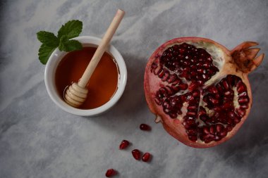 Bal kavanozu, nar, taze elma. Rosh hashanah (Yahudi Yeni Yıl Tatili) konsepti.