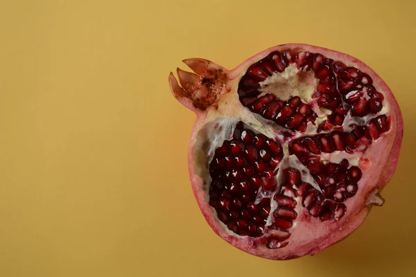 Frisch Geschnittene Granatäpfel Halber Granatapfel Und Granatapfel — Stockfoto