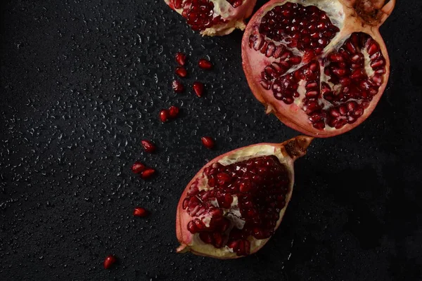 Taze Dilimlenmiş Nar Yarım Nar Nar Taneleri — Stok fotoğraf