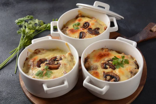Julienne with chicken and mushrooms with a golden crust , baked cheese — Stock Image Julienne Chicken Mushrooms Golden Crust Baked Cheese Royalty Free Stock Images