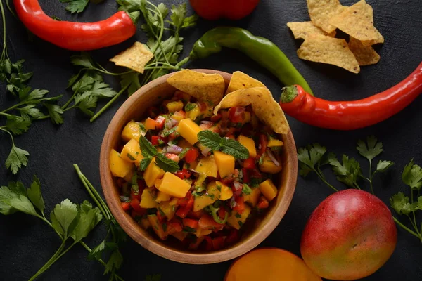 Salsa Com Manga Ervas Cebolas Pimentas Chips Milho Fechar Uma — Fotografia de Stock