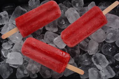 Buzlu çilekli dondurma.