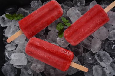 Buzlu çilekli dondurma.