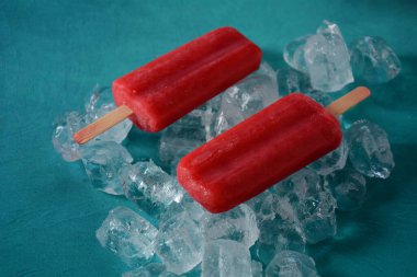 Mavi arkaplanda çilekli dondurma