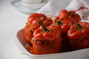 Doldurulmuş kırmızı dolma biber, sığır eti ve pilav..