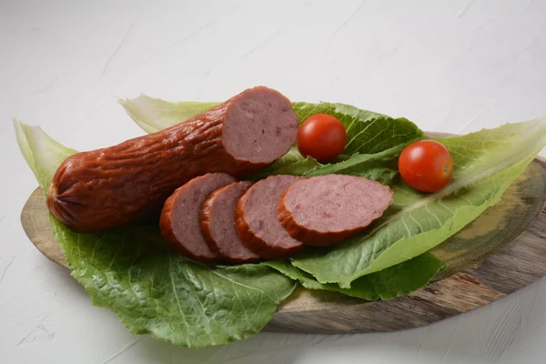 Dilimlenmiş baharatlı biftek / domuz sosisi. Marul yaprağı ve kiraz domatesli..