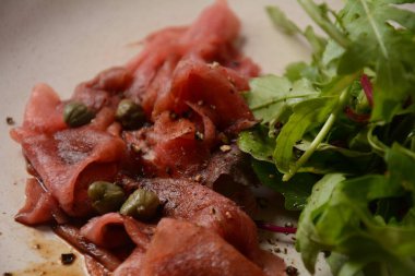 Parmesanlı sığır eti, kapari ve roka. Zeytinyağı ve soya soslu.