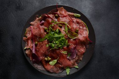 Parmesanlı sığır eti, kapari ve roka. Zeytinyağı ve soya soslu.