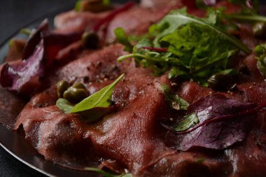 Parmesanlı sığır eti, kapari ve roka. Zeytinyağı ve soya soslu.