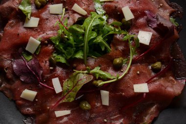 Parmesanlı sığır eti, kapari ve roka. Zeytinyağı ve soya soslu.