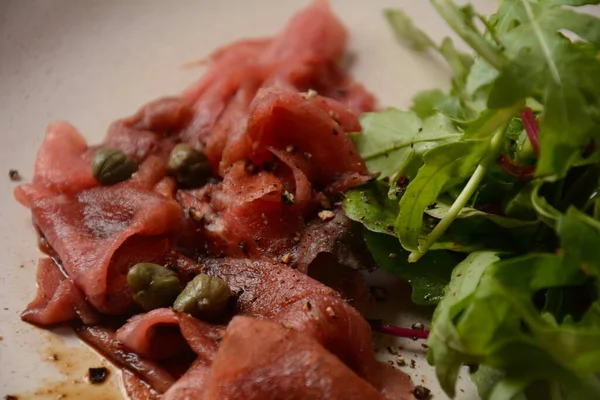 Parmesanlı sığır eti, kapari ve roka. Zeytinyağı ve soya soslu.