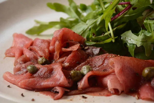 Parmesanlı sığır eti, kapari ve roka. Zeytinyağı ve soya soslu.