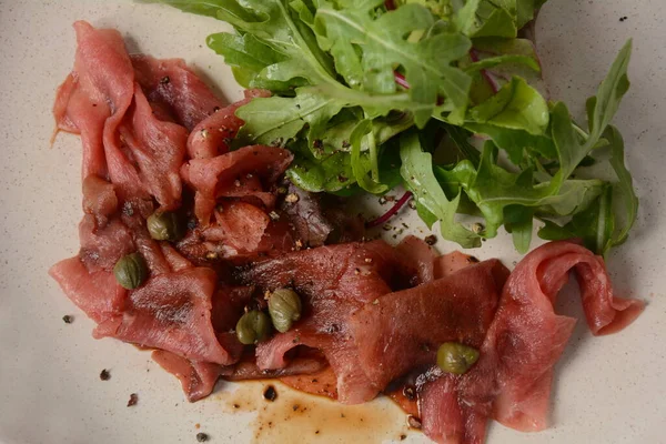 Parmesanlı sığır eti, kapari ve roka. Zeytinyağı ve soya soslu.