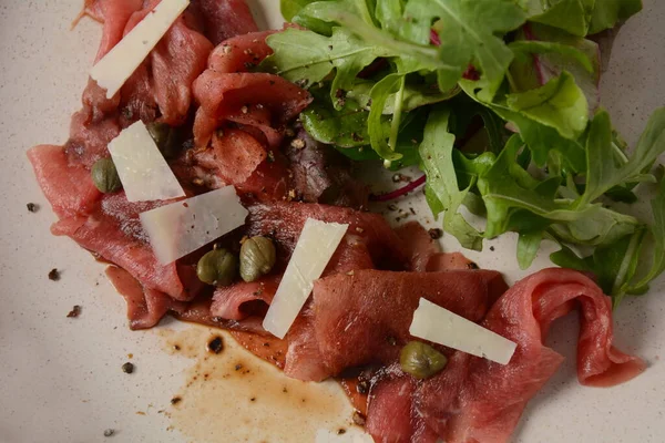 Parmesanlı sığır eti, kapari ve roka. Zeytinyağı ve soya soslu.