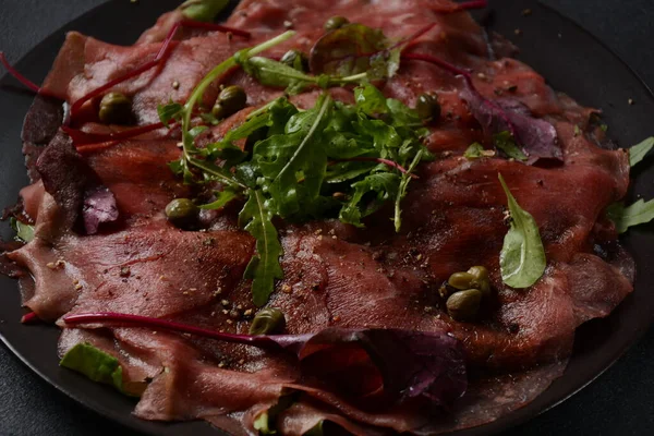 Carpaccio Manzo Con Parmigiano Capperi Rucola Con Olio Oliva Salsa — Foto Stock