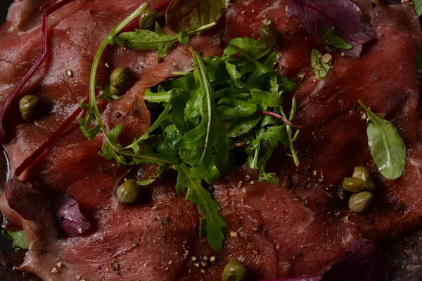 Rundvlees Carpaccio Met Parmezaanse Kaas Kappertjes Rucola Met Olijfolie Sojasaus — Stockfoto