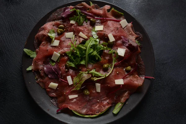 Parmesanlı sığır eti, kapari ve roka. Zeytinyağı ve soya soslu.