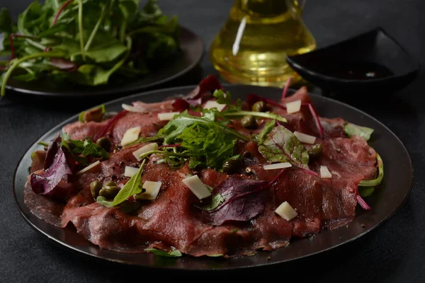 Parmesanlı sığır eti, kapari ve roka. Zeytinyağı ve soya soslu.