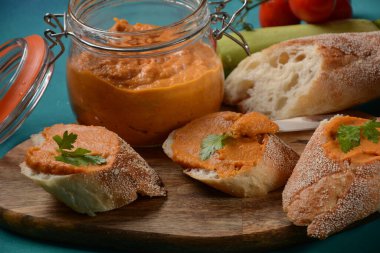 Cam bir kavanozda ve ekmek dilimlerinde ezilmiş püre (kabak havyarı). Ev yapımı sebze havyarı. 