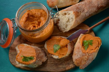 Cam bir kavanozda ve ekmek dilimlerinde ezilmiş püre (kabak havyarı). Ev yapımı sebze havyarı. 