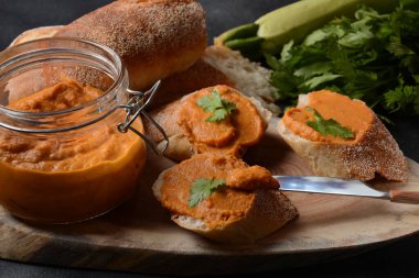 Cam bir kavanozda ve ekmek dilimlerinde ezilmiş püre (kabak havyarı). Ev yapımı sebze havyarı. 