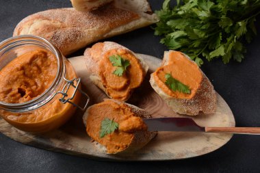 Cam bir kavanozda ve ekmek dilimlerinde ezilmiş püre (kabak havyarı). Ev yapımı sebze havyarı. 