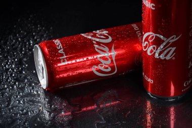 NETanyA, ISRAEL - 6 Ekim 2020: Coca Cola kutuları, Coca Cola en popüler alkolsüz içecek.