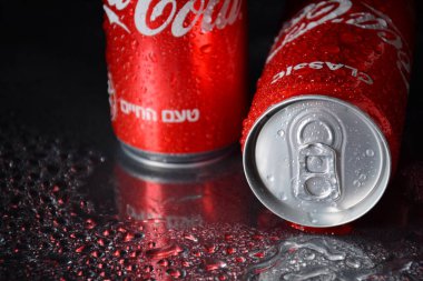 NETanyA, ISRAEL - 6 Ekim 2020: Coca Cola kutuları, Coca Cola en popüler alkolsüz içecek.