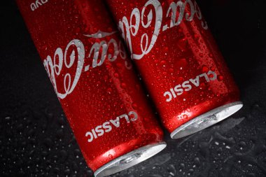 NETanyA, ISRAEL - 6 Ekim 2020: Coca Cola kutuları, Coca Cola en popüler alkolsüz içecek.